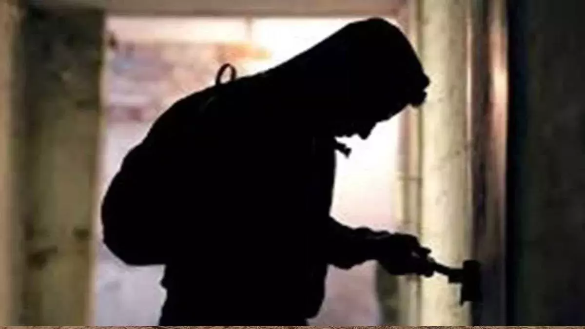 Shahjahanpur: लगातार चोरी की वारदातें, पुलिस जांच में जुटी Shahjahanpur: लगातार चोरी की वारदातें, पुलिस जांच में जुटी
