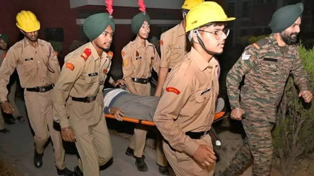 Ludhiana: अचानक ब्लैकआउट में सुरक्षित निकाले गए 30 लोग Ludhiana: अचानक ब्लैकआउट में सुरक्षित निकाले गए 30 लोग