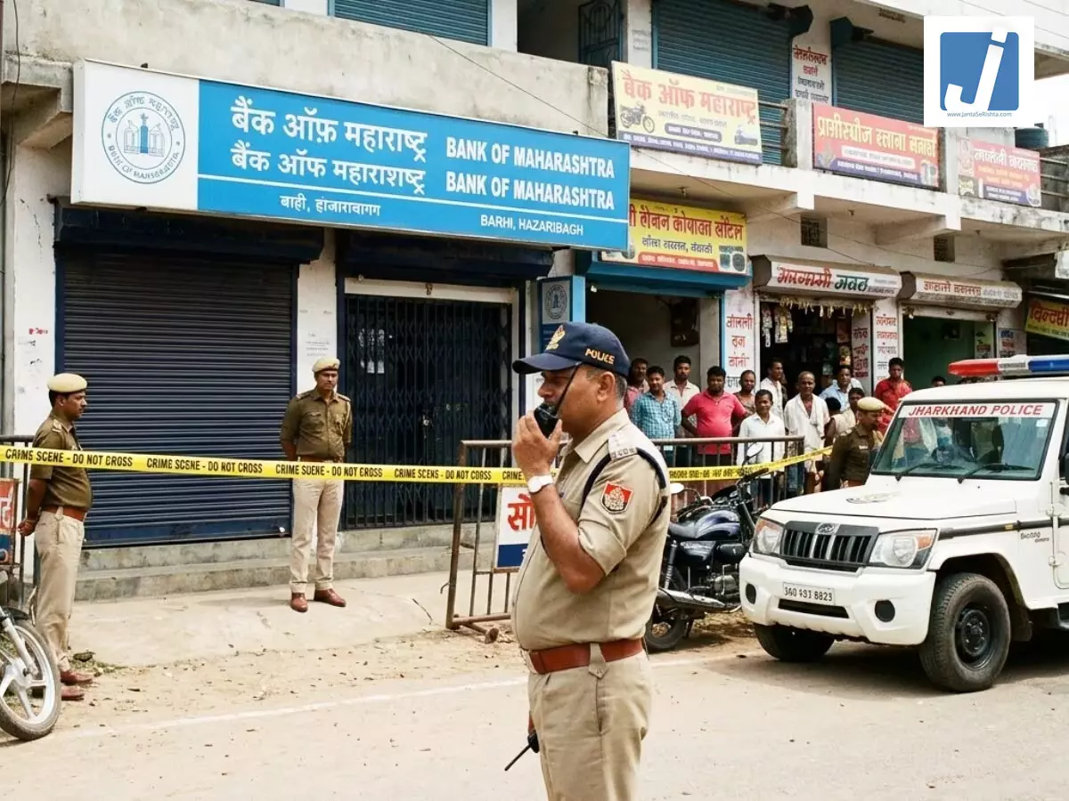 फिल्मी अंदाज में हुई बैंक डकैती, बदमाश महज कुछ मिनट के भीतर करीब 7 करोड़ का सोना लेकर फरार फिल्मी अंदाज में हुई बैंक डकैती, बदमाश महज कुछ मिनट के भीतर करीब 7 करोड़ का सोना लेकर फरार