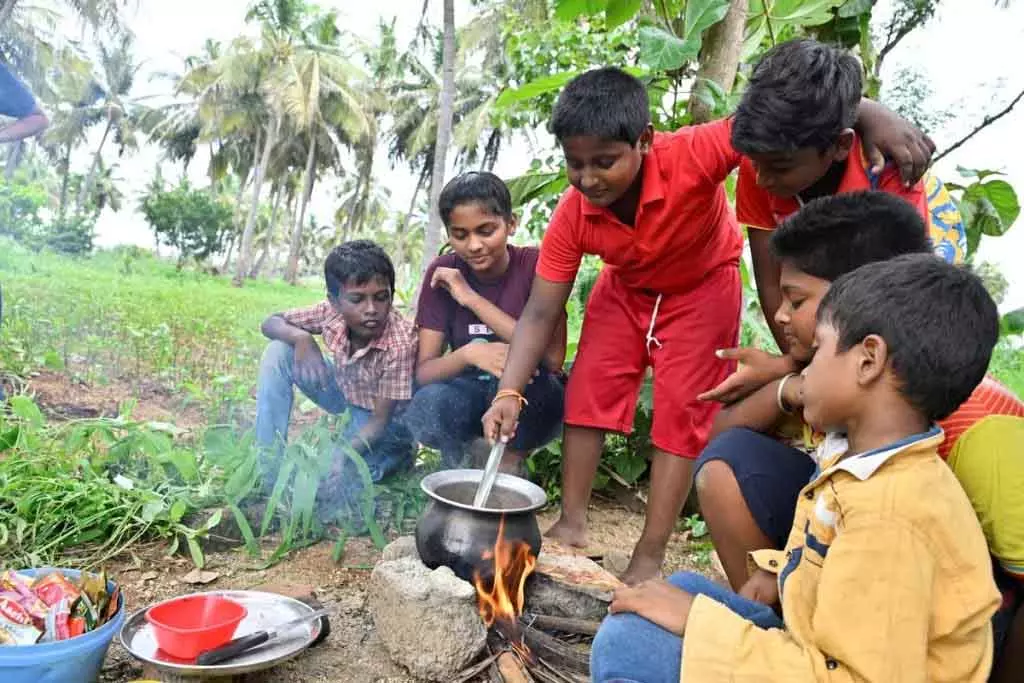 Chennai गर्मी से बचें: बच्चों को व्यस्त रखने के क्रिएटिव इनडोर आइडिया Chennai गर्मी से बचें: बच्चों को व्यस्त रखने के क्रिएटिव इनडोर आइडिया