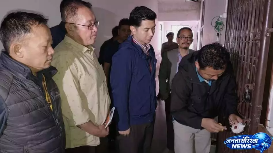 गंगटोक, सिक्किम में नगर निगम चुनाव की मतगणना के लिए EVM खोली गईं गंगटोक, सिक्किम में नगर निगम चुनाव की मतगणना के लिए EVM खोली गईं