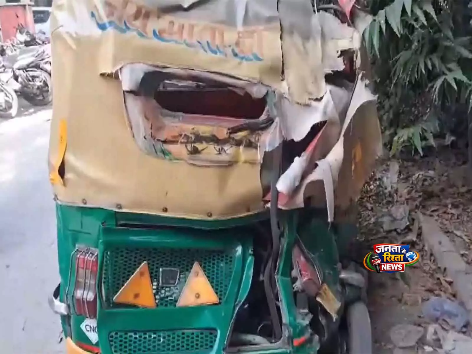 New Delhi: असिता पार्क के पास तेज़ रफ़्तार कार ने ऑटोरिक्शा को टक्कर मारी, ड्राइवर और दो बच्चे घायल New Delhi: असिता पार्क के पास तेज़ रफ़्तार कार ने ऑटोरिक्शा को टक्कर मारी, ड्राइवर और दो बच्चे घायल