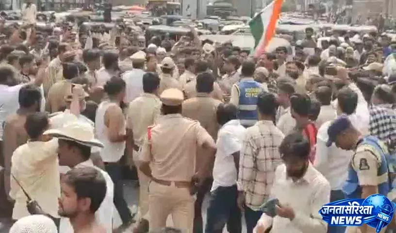 Free Bus Scheme से ऑटो ड्राइवरों की कमाई पर असर, हैदराबाद में हड़ताल Free Bus Scheme से ऑटो ड्राइवरों की कमाई पर असर, हैदराबाद में हड़ताल