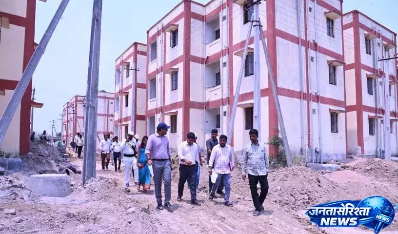 कलेक्टर ने जंगलापल्ली Double-Bedroom घरों को महीने के आखिर तक हैंडओवर करने का आदेश दिया कलेक्टर ने जंगलापल्ली Double-Bedroom घरों को महीने के आखिर तक हैंडओवर करने का आदेश दिया