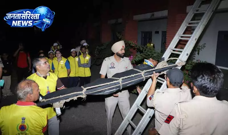 Nawanshahr में सिविल डिफेंस मॉक ड्रिल, 15 मिनट ब्लैकआउट लागू Nawanshahr में सिविल डिफेंस मॉक ड्रिल, 15 मिनट ब्लैकआउट लागू