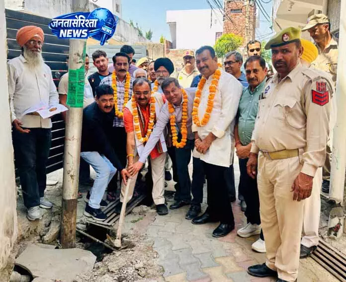 Vikram Randhawa ने शहर में जल निकासी सुधार कार्यों की शुरुआत की Vikram Randhawa ने शहर में जल निकासी सुधार कार्यों की शुरुआत की