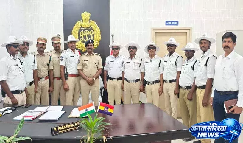 सूर्यपेट पुलिस ने ट्रैफिक कर्मियों को Summer Kits और हेलमेट बांटे सूर्यपेट पुलिस ने ट्रैफिक कर्मियों को Summer Kits और हेलमेट बांटे