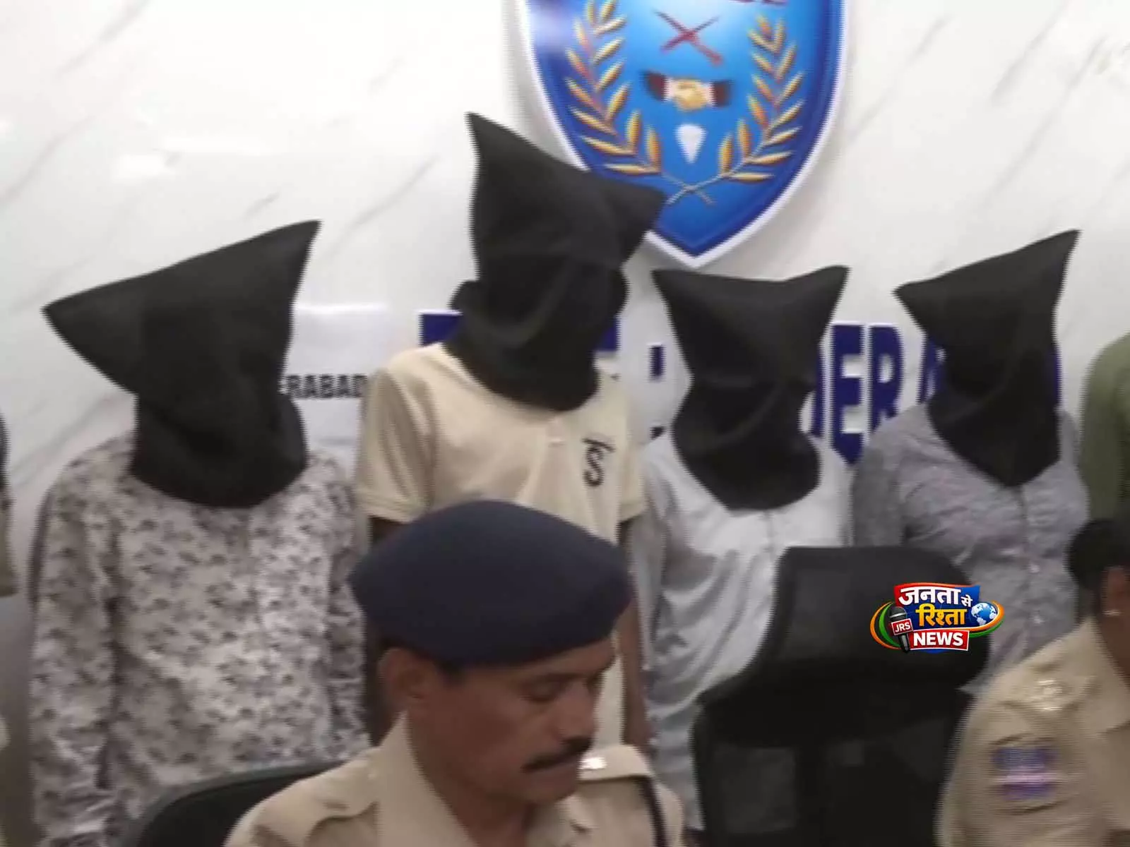 Hyderabad पुलिस ने चांदी की ठगी करने वाले गिरोह का भंडाफोड़ किया, चार गिरफ्तार Hyderabad पुलिस ने चांदी की ठगी करने वाले गिरोह का भंडाफोड़ किया, चार गिरफ्तार