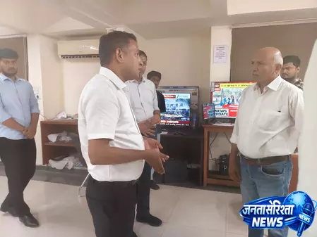 अहमदाबाद डीएम ने लोकल गवर्नमेंट इलेक्शन को लेकर रिसीविंग-डिस्पैचिंग सेंटर्स का दौरा किया अहमदाबाद डीएम ने लोकल गवर्नमेंट इलेक्शन को लेकर रिसीविंग-डिस्पैचिंग सेंटर्स का दौरा किया