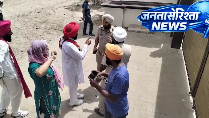 खसा शराब फैक्ट्री के बाहर महिला मजदूरों का प्रदर्शन, वेतन और कामकाजी हालात पर उठी आवाज खसा शराब फैक्ट्री के बाहर महिला मजदूरों का प्रदर्शन, वेतन और कामकाजी हालात पर उठी आवाज