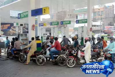 पाक सरकार की ताजा ईंधन मूल्य वृद्धि को ‘आर्थिक आत्महत्या’ बताया गया पाक सरकार की ताजा ईंधन मूल्य वृद्धि को ‘आर्थिक आत्महत्या’ बताया गया