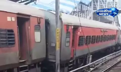 आग लगने से चारमीनार एक्सप्रेस ट्रेन में मचा हड़कंप, यात्रियों में मची खलबली आग लगने से चारमीनार एक्सप्रेस ट्रेन में मचा हड़कंप, यात्रियों में मची खलबली