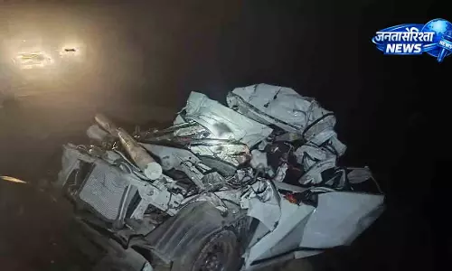 6 की मौत, घाटी में कार-ट्रक की भिड़ंत 6 की मौत, घाटी में कार-ट्रक की भिड़ंत