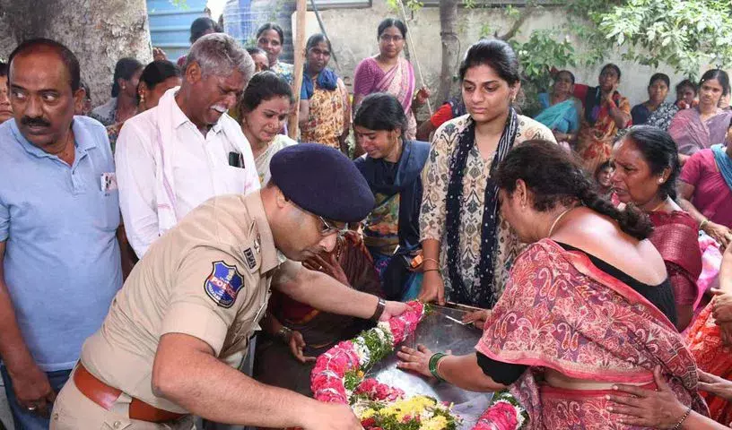 Sangareddy: संगारेड्डी एसपी ने नारायणखेड़ में कोस्टाले के अंतिम संस्कार में भाग लिया Sangareddy: संगारेड्डी एसपी ने नारायणखेड़ में कोस्टाले के अंतिम संस्कार में भाग लिया
