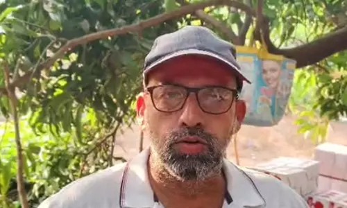 बेमौसम बारिश और ओलावृष्टि से आम की फसलों में नुकसान, किसानों ने सरकार से मांगी सहायता बेमौसम बारिश और ओलावृष्टि से आम की फसलों में नुकसान, किसानों ने सरकार से मांगी सहायता