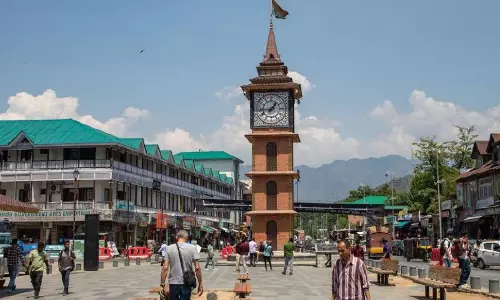 फुटपाथ का रंगमंच: श्रीनगर के स्ट्रीट-स्मार्ट शोमैन की कहानियाँ