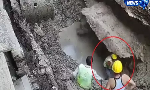 Aligarh accident: गड्ढे में मिट्टी धंसने से मजदूर जिंदा दफन, CCTV फुटेज आया सामने Aligarh accident: गड्ढे में मिट्टी धंसने से मजदूर जिंदा दफन, CCTV फुटेज आया सामने