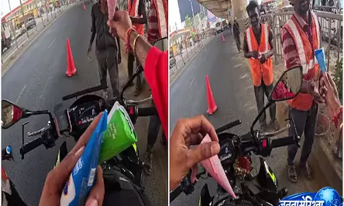 बेंगलुरु में दयालुता की कहानी वायरल, बाइकर ने राह चलते लोगों को आइसक्रीम खिलाई