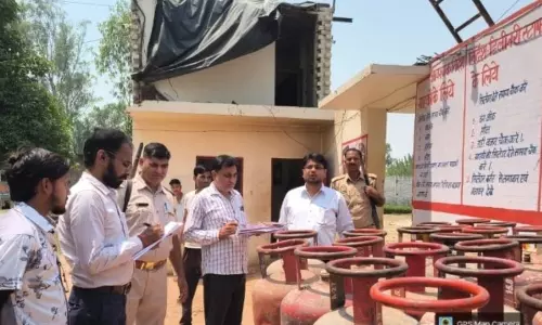 Bareilly: जांच में पकड़ी गई अनियमितताएं, तौल मशीन निकली खराब
