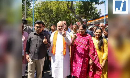 गुजरात स्थानीय निकाय चुनाव: गृहमंत्री अमित शाह और बेटे जय शाह ने परिवार के साथ किया मतदान