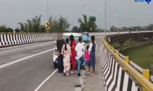 Assam: धोला–सादिया ब्रिज पर जानलेवा सेल्फी लेने का बढ़ता चलन, सुरक्षा व्यवस्था पर सवाल Assam: धोला–सादिया ब्रिज पर जानलेवा सेल्फी लेने का बढ़ता चलन, सुरक्षा व्यवस्था पर सवाल