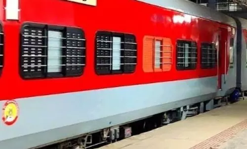 ट्रेन में AC खराब होने पर यात्रियों का हंगामा ट्रेन में AC खराब होने पर यात्रियों का हंगामा