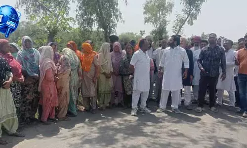 Hoshiarpur village में स्थानीय लोगों ने शराब दुकान पर लगाया ताला Hoshiarpur village में स्थानीय लोगों ने शराब दुकान पर लगाया ताला