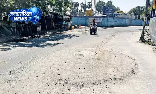 Chennai: माधवरम रोड का ऊंचा मैनहोल चैंबर राहगीरों के लिए खतरनाक Chennai: माधवरम रोड का ऊंचा मैनहोल चैंबर राहगीरों के लिए खतरनाक