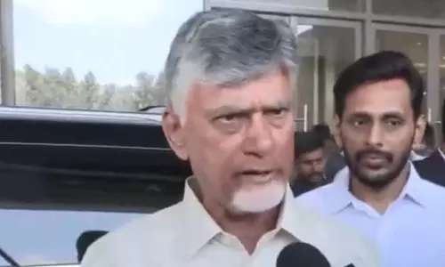 Andhra CM ने ईंधन की कमी की स्थिति की समीक्षा की, घबराहट में खरीदारी के चलते 421 पेट्रोल पंप बंद Andhra CM ने ईंधन की कमी की स्थिति की समीक्षा की, घबराहट में खरीदारी के चलते 421 पेट्रोल पंप बंद