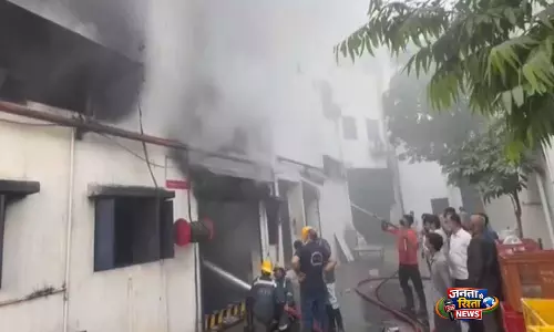 Gujarat: अहमदाबाद के बापुनगर में प्लास्टिक पेलेट फैक्ट्री में लगी आग Gujarat: अहमदाबाद के बापुनगर में प्लास्टिक पेलेट फैक्ट्री में लगी आग