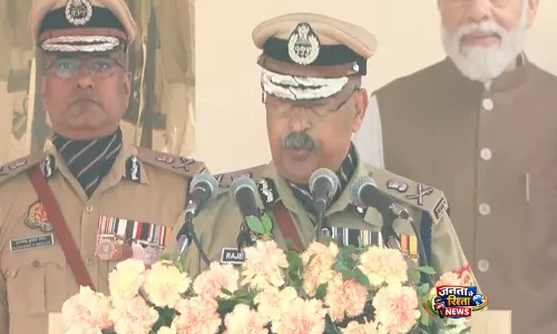 पासिंग आउट परेड में यूपी DGP ने नए पुलिसकर्मियों को दिया संदेश, मानवीय मूल्यों पर जोर पासिंग आउट परेड में यूपी DGP ने नए पुलिसकर्मियों को दिया संदेश, मानवीय मूल्यों पर जोर