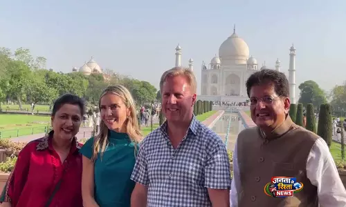 FTA वार्ता से पहले केंद्रीय मंत्री गोयल और न्यूजीलैंड मंत्री मैक्ले ने ताजमहल का दौरा किया FTA वार्ता से पहले केंद्रीय मंत्री गोयल और न्यूजीलैंड मंत्री मैक्ले ने ताजमहल का दौरा किया