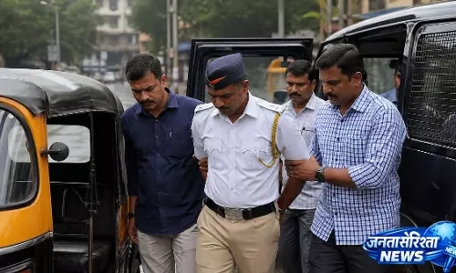 Mumbai ACB ने घाटकोपर ट्रैफिक पुलिस वाले को ऑटो ड्राइवर से रिश्वत लेने के आरोप में गिरफ़्तार किया Mumbai ACB ने घाटकोपर ट्रैफिक पुलिस वाले को ऑटो ड्राइवर से रिश्वत लेने के आरोप में गिरफ़्तार किया