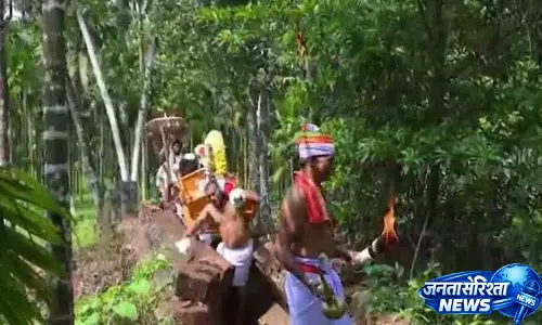 Karnataka: भक्ति जुलूस के दौरान वेक वे फुटब्रिज गिरा, वीडियो वायरल