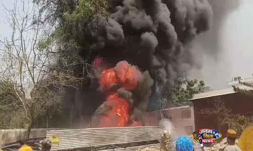 उत्तर प्रदेश के बरेली में MB इंटर कॉलेज के मैदान में लगी आग उत्तर प्रदेश के बरेली में MB इंटर कॉलेज के मैदान में लगी आग