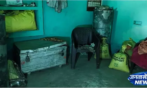 Deoghar: नकली पुलिस ने घर में लूटपाट की, परिवार को बंधक बनाया Deoghar: नकली पुलिस ने घर में लूटपाट की, परिवार को बंधक बनाया