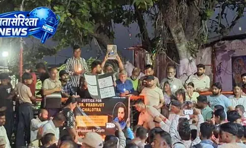 Jammu डॉक्टर की रहस्यमयी मौत पर डोडा में कैंडल मार्च