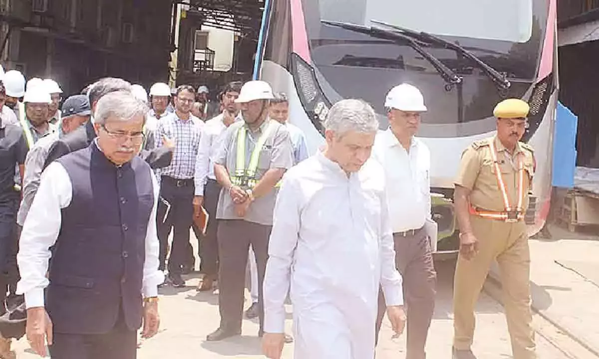Karnataka: केंद्रीय मंत्री ने BEML में मेट्रो कोच उत्पादन की समीक्षा की