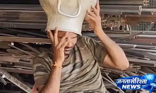 Alwar: गर्मी से बचने के चक्कर में सिर पर दूध का डिब्बा फंसने से युवक को बचाया गया Alwar: गर्मी से बचने के चक्कर में सिर पर दूध का डिब्बा फंसने से युवक को बचाया गया