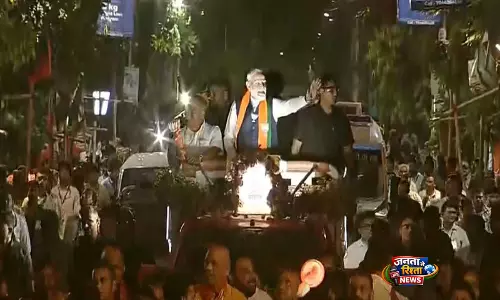 PM मोदी ने उत्तरी कोलकाता में किया रोड शो