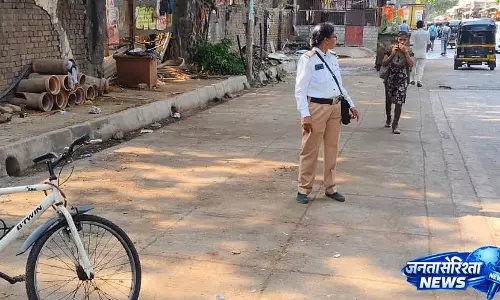 Kurla: लोगों की शिकायत पर अवैध पार्किंग पर कार्रवाई शुरू