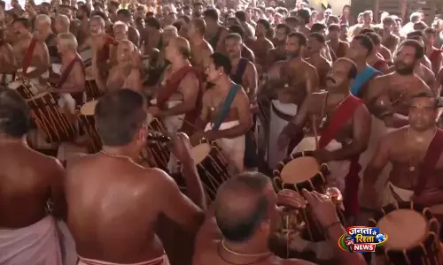 Keralam: वडक्कुनाथन मंदिर में त्रिशूर पूरम शुरू, सुरक्षा चाक-चौबंद Keralam: वडक्कुनाथन मंदिर में त्रिशूर पूरम शुरू, सुरक्षा चाक-चौबंद