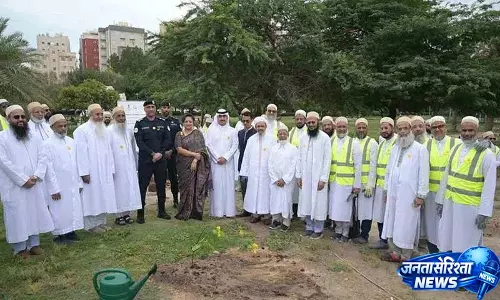 Kuwait में भारतीय दूतावास ने दाऊदी बोहरा समुदाय के साथ मिलकर पेड़ लगाए Kuwait में भारतीय दूतावास ने दाऊदी बोहरा समुदाय के साथ मिलकर पेड़ लगाए
