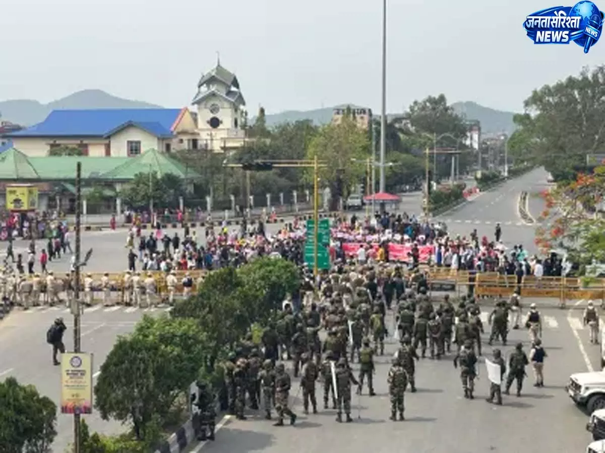 Manipur: इंफाल में COCOMI रैली के दौरान झड़प, 30 लोग घायल Manipur: इंफाल में COCOMI रैली के दौरान झड़प, 30 लोग घायल