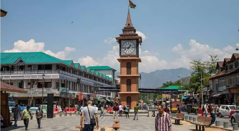 फुटपाथ का रंगमंच: श्रीनगर के स्ट्रीट-स्मार्ट शोमैन की कहानियाँ फुटपाथ का रंगमंच: श्रीनगर के स्ट्रीट-स्मार्ट शोमैन की कहानियाँ