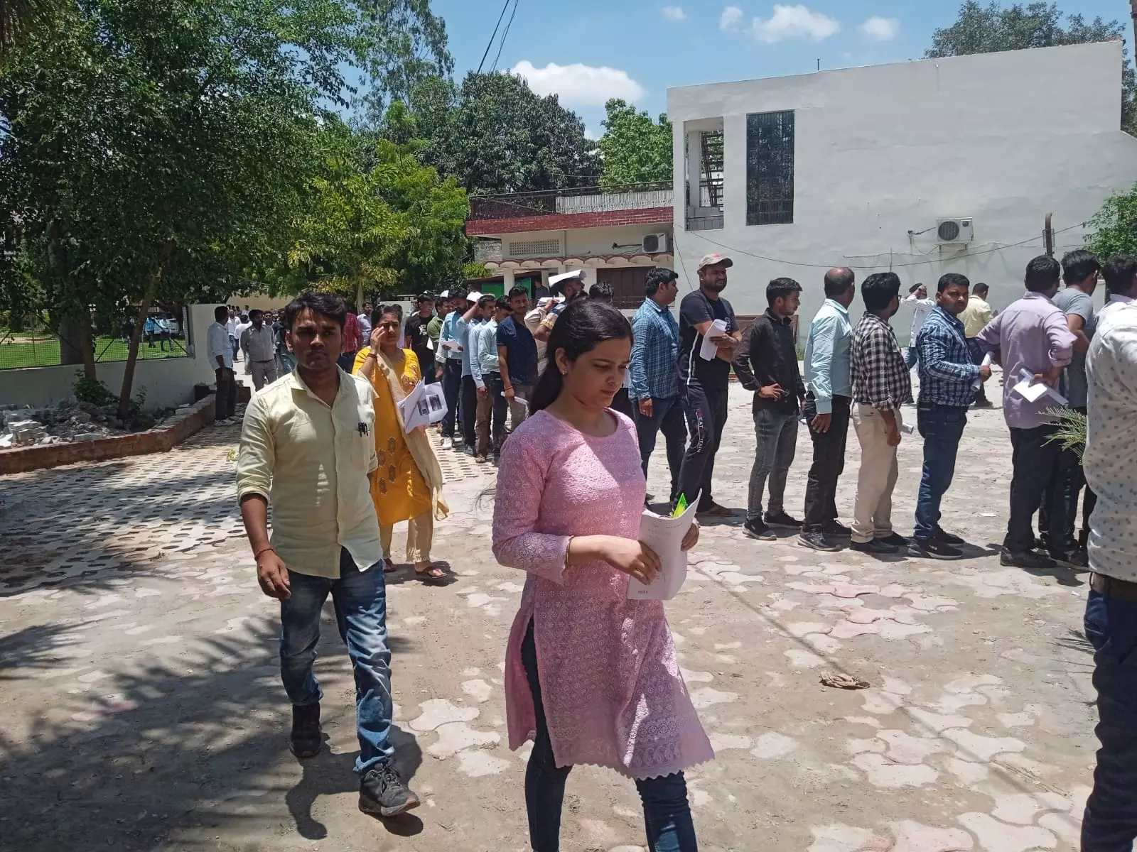 Bareilly: परीक्षा से 4023 अभ्यर्थी गैरहाजिर, डीएम ने केंद्रों का दौरा किया Bareilly: परीक्षा से 4023 अभ्यर्थी गैरहाजिर, डीएम ने केंद्रों का दौरा किया