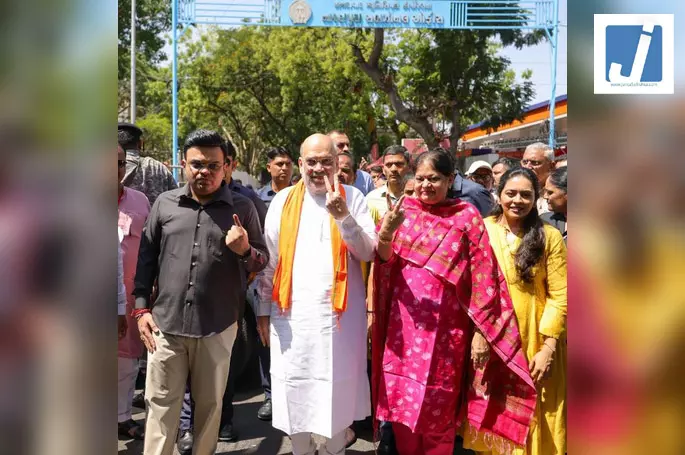 गुजरात स्थानीय निकाय चुनाव: गृहमंत्री अमित शाह और बेटे जय शाह ने परिवार के साथ किया मतदान गुजरात स्थानीय निकाय चुनाव: गृहमंत्री अमित शाह और बेटे जय शाह ने परिवार के साथ किया मतदान