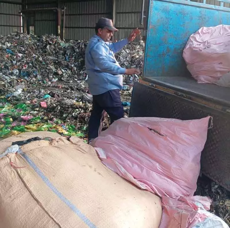 Narnaul से प्लास्टिक कचरा बिजली बनाने के लिए मुरथल प्लांट भेजा गया Narnaul से प्लास्टिक कचरा बिजली बनाने के लिए मुरथल प्लांट भेजा गया