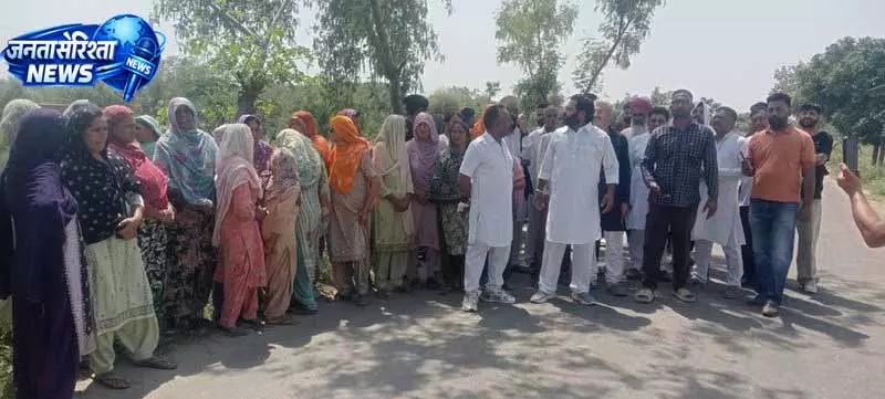 Hoshiarpur village में स्थानीय लोगों ने शराब दुकान पर लगाया ताला Hoshiarpur village में स्थानीय लोगों ने शराब दुकान पर लगाया ताला