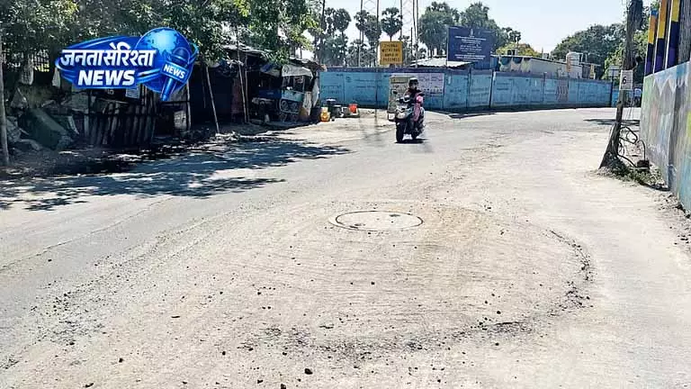 Chennai: माधवरम रोड का ऊंचा मैनहोल चैंबर राहगीरों के लिए खतरनाक Chennai: माधवरम रोड का ऊंचा मैनहोल चैंबर राहगीरों के लिए खतरनाक